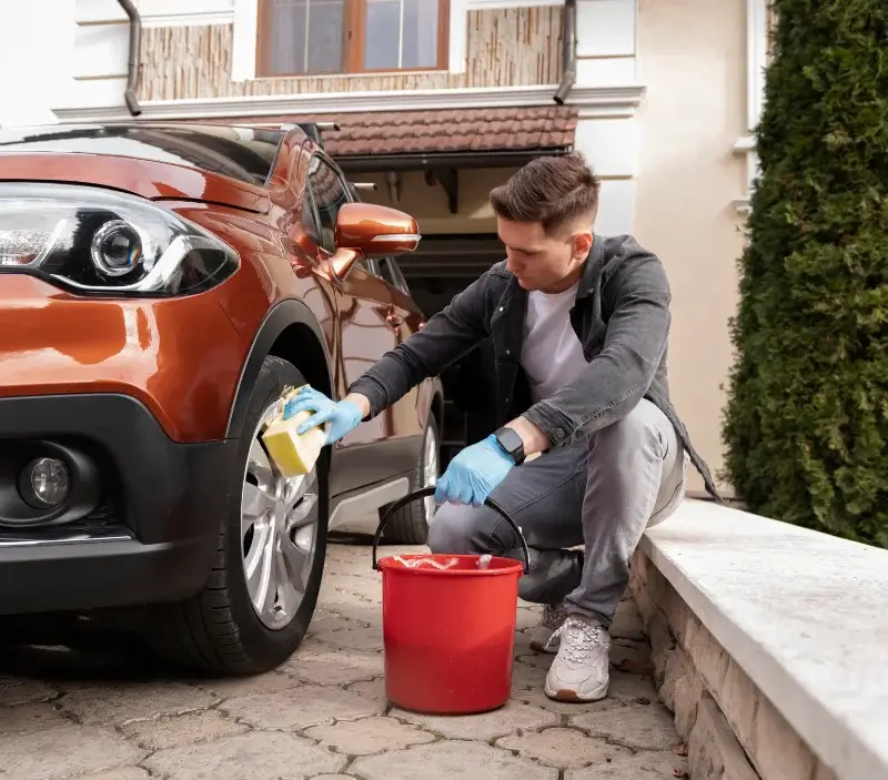 Lavage auto à domicile Belvèze : professionnel intervenant sur un véhicule